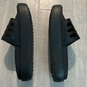 Adidas Adilette Platform Slide Sandal
US 7 BLACK  excellent condition